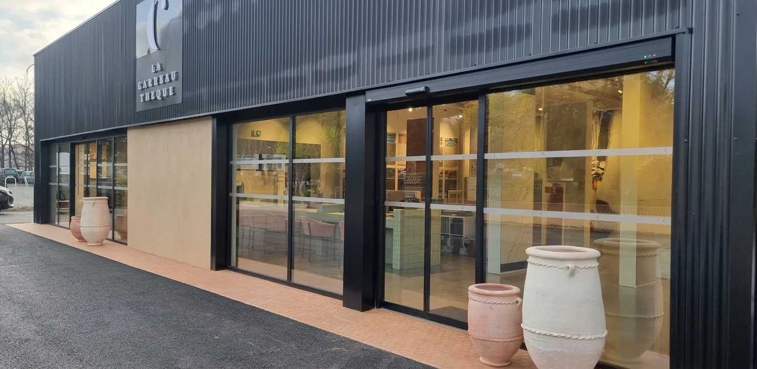 Porte automatique de showroom à Montpellier